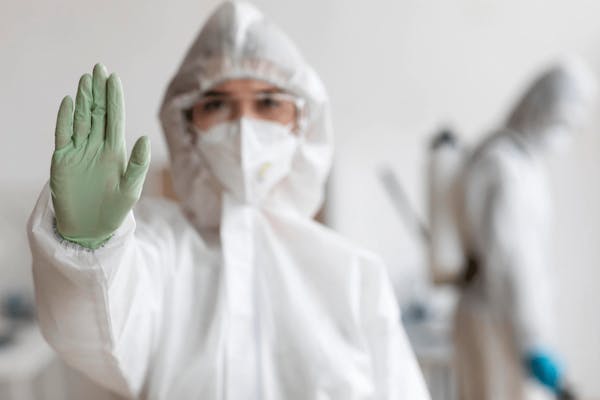 Vrouw in asbest werend pak