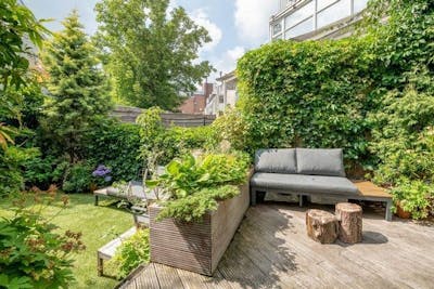 Tuin met bank en planten 