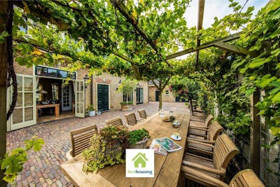 Tuin met houten tafel en planten 