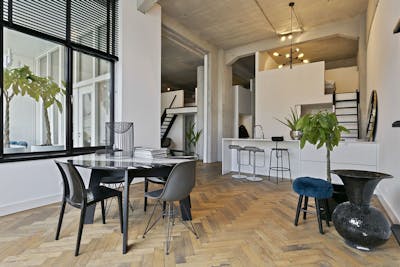 Open ruimte met keuken en woonkamer