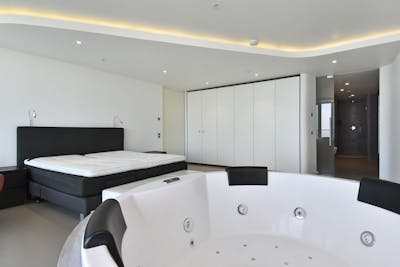 Slaapkamer met jacuzzi