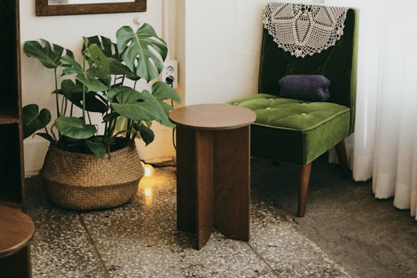 Groene stoel met houten tafeltje en een plant