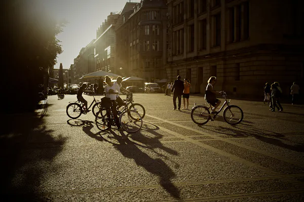 Mensen op straat met de fiets