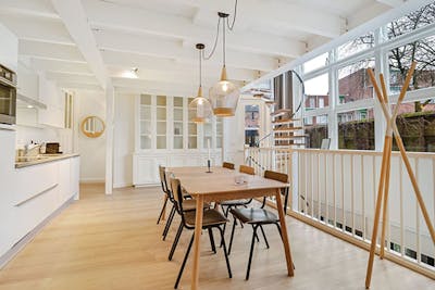 keuken met houten eettafel 