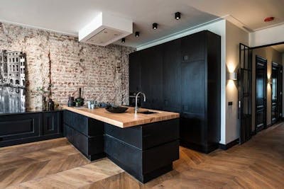 zwarte keuken met houten blad 