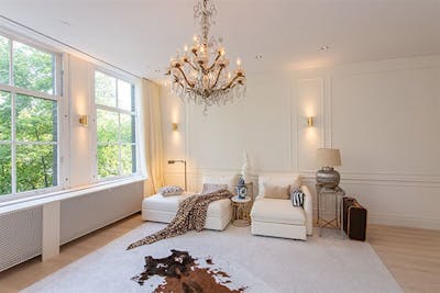 luxe woonkamer met wit interieur 
