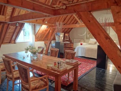 Woonkamer van hout met balkenplafond