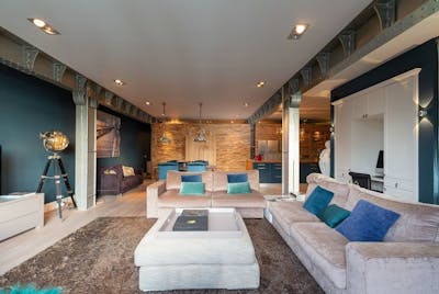 Woonkamer met industrieel en modern interieur