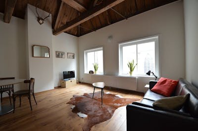 Woonkamer met bank, televisie en tafel 