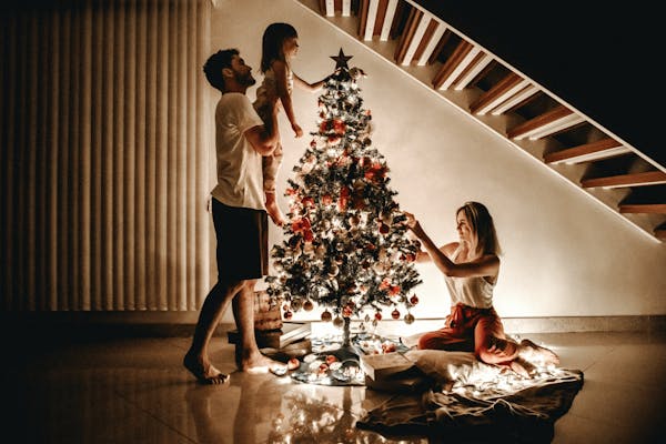 Kerstboom versieren met familie