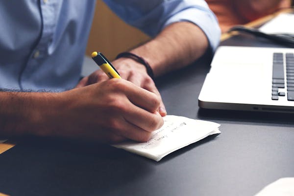 Schrijven op papier met gele pen
