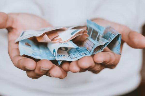 Geld biljetten in hand 