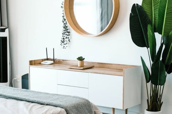 Houten kastje met router en planten 