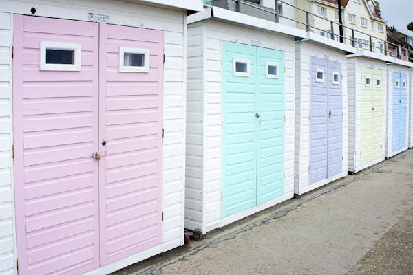 Strandhuisjes met gekleurde deuren