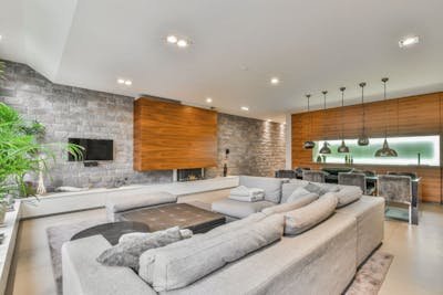 Luxe woonkamer met bank, televisie en eettafel