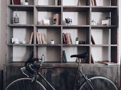 Fiets en boekenkast