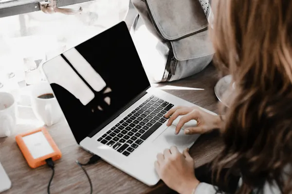 vrouw achter de laptop