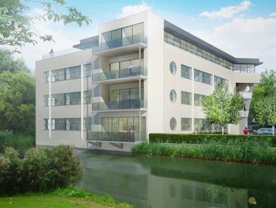 Witte appartementen langs het water