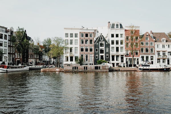 Gracht met panden in Amsterdam