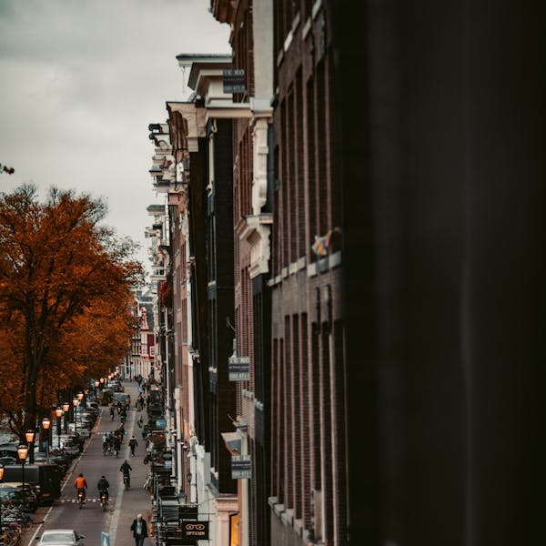 Straat met grachtenpanden 