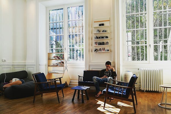 Droevige man op bank