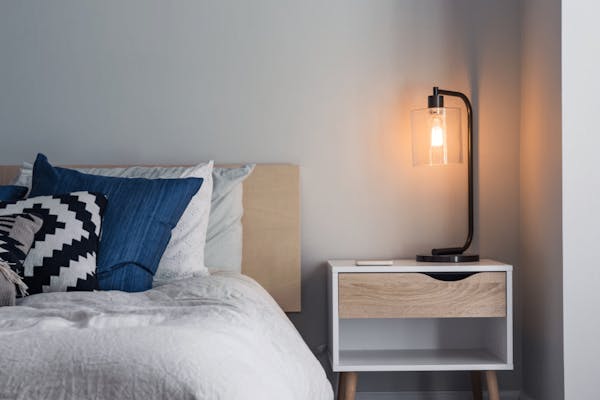 Bed met nachtkastje en lamp 