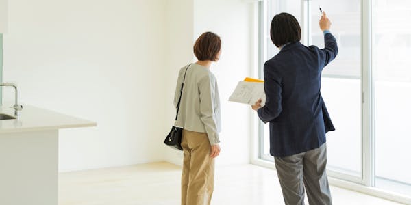 2 mensen in een woning