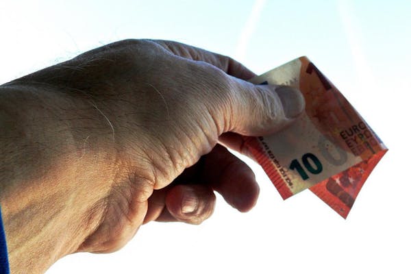 10 euro biljet in hand 