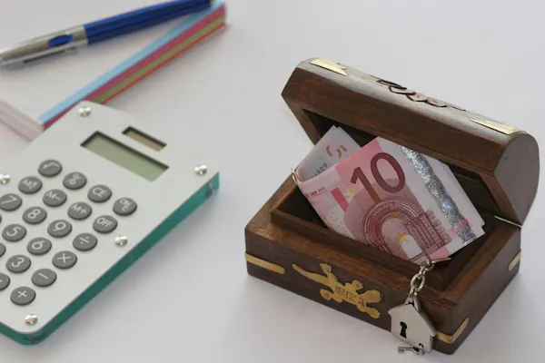 rekenmachine en kistjes met daar in 10 euro biljet