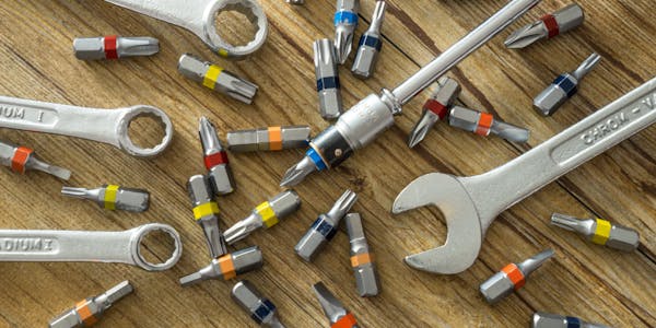 Gereedschap op een tafel