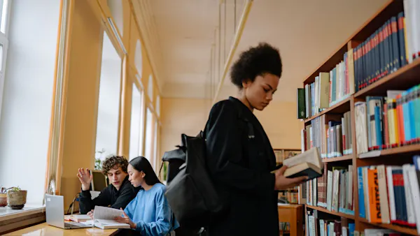 studenten in bibliotheek