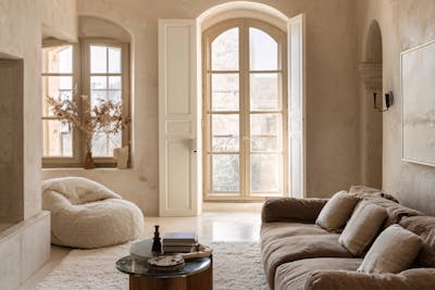 Woonkamer met fluwelen bank, ronde tafel en velvet fauteuil