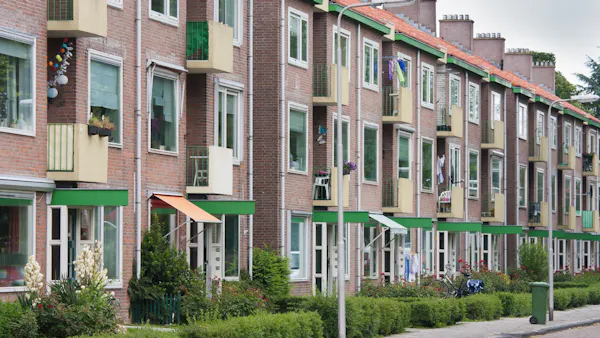 straat met appartementen