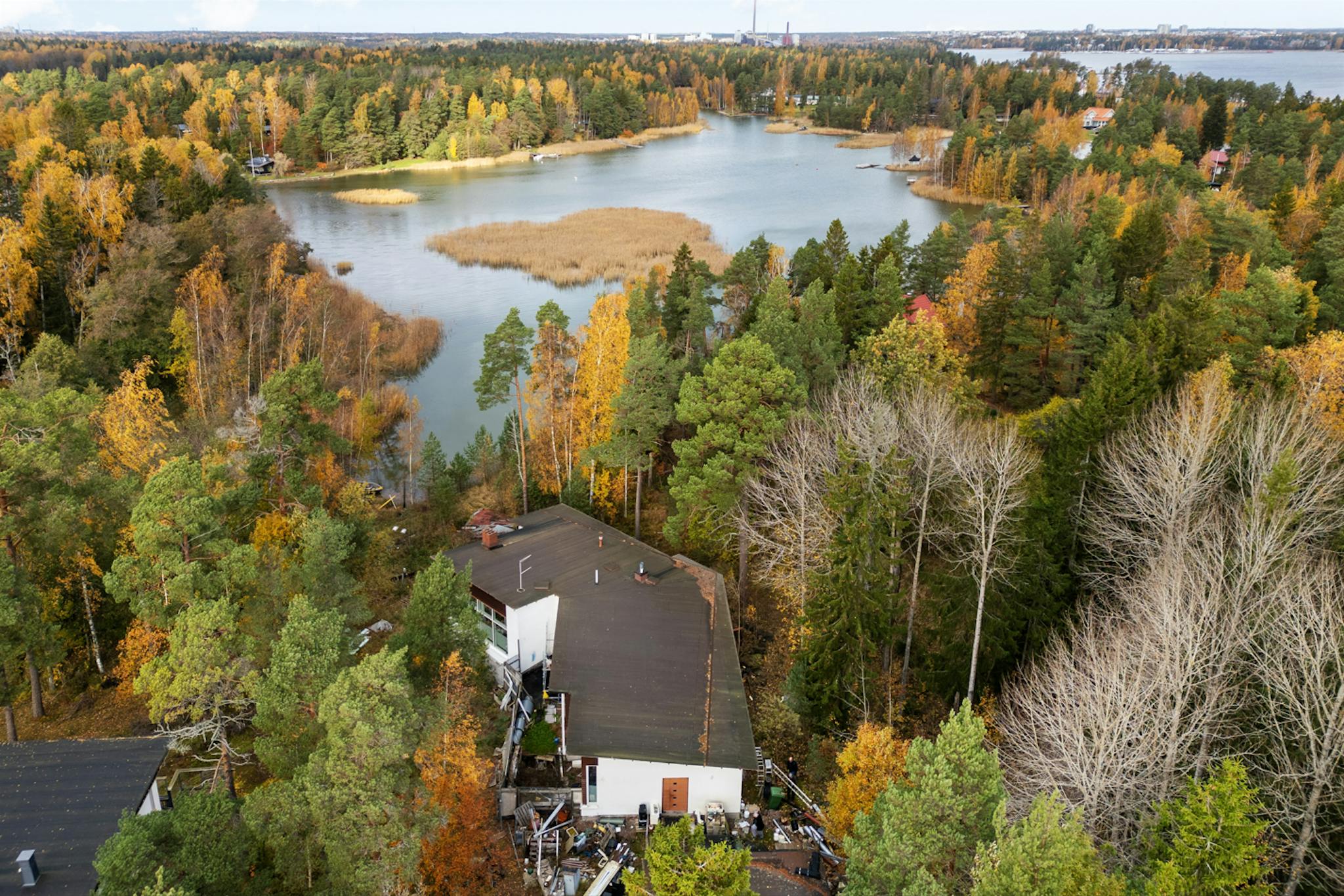 Metsänympäröimä omakotitalo Suvisaaristossa