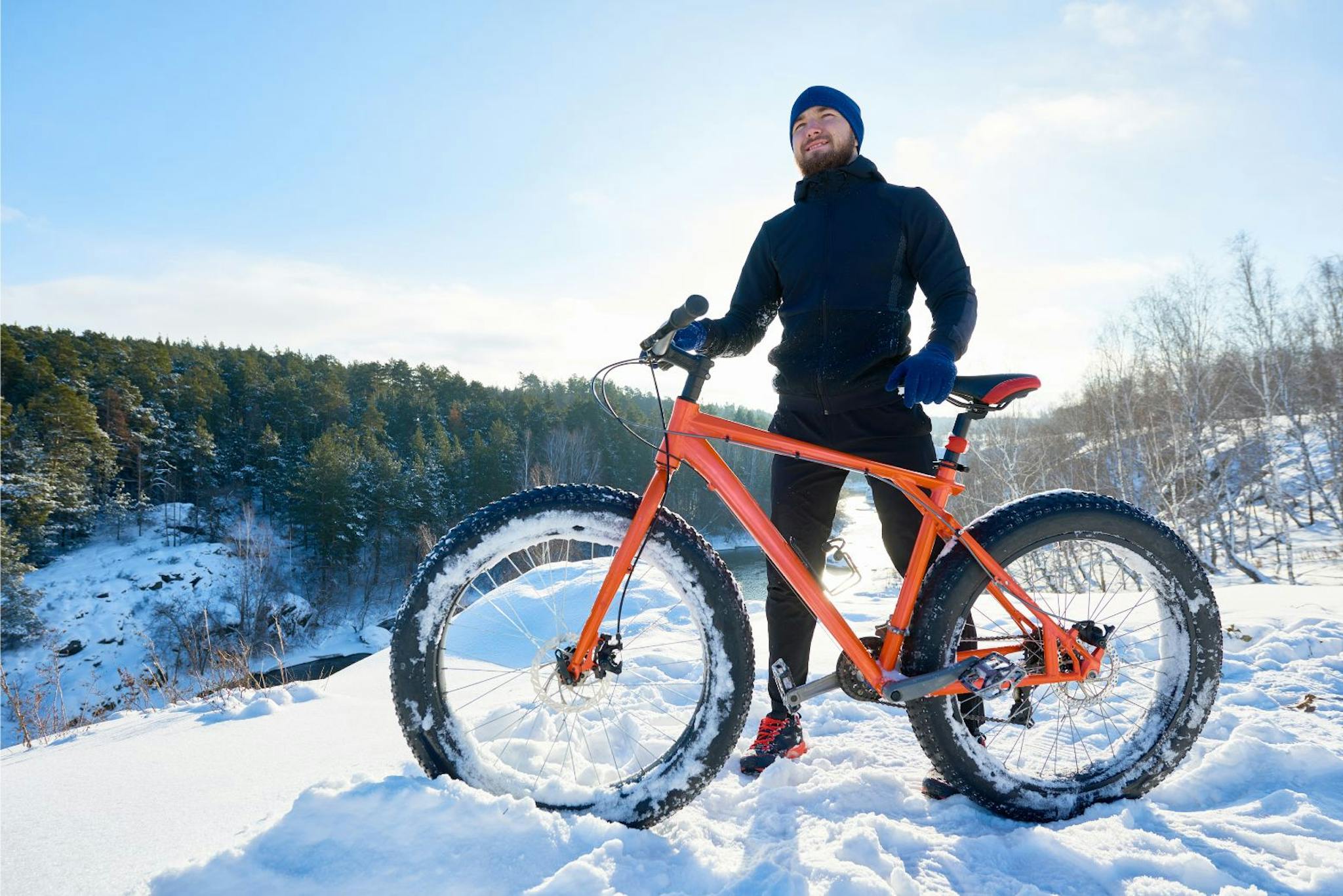 Mies ja fatbike lumisessa maastossa