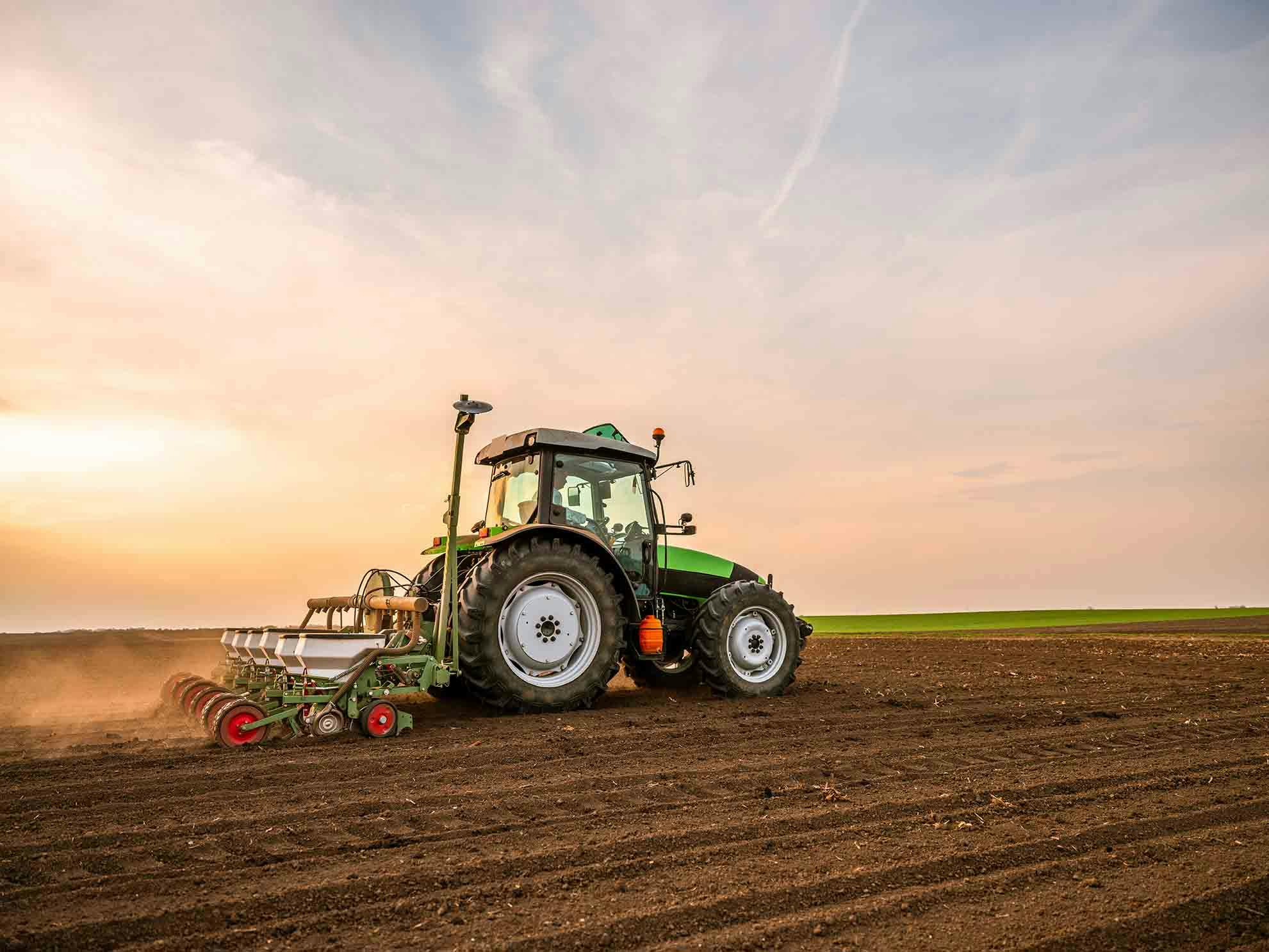 traktori pellolla tyon touhussa