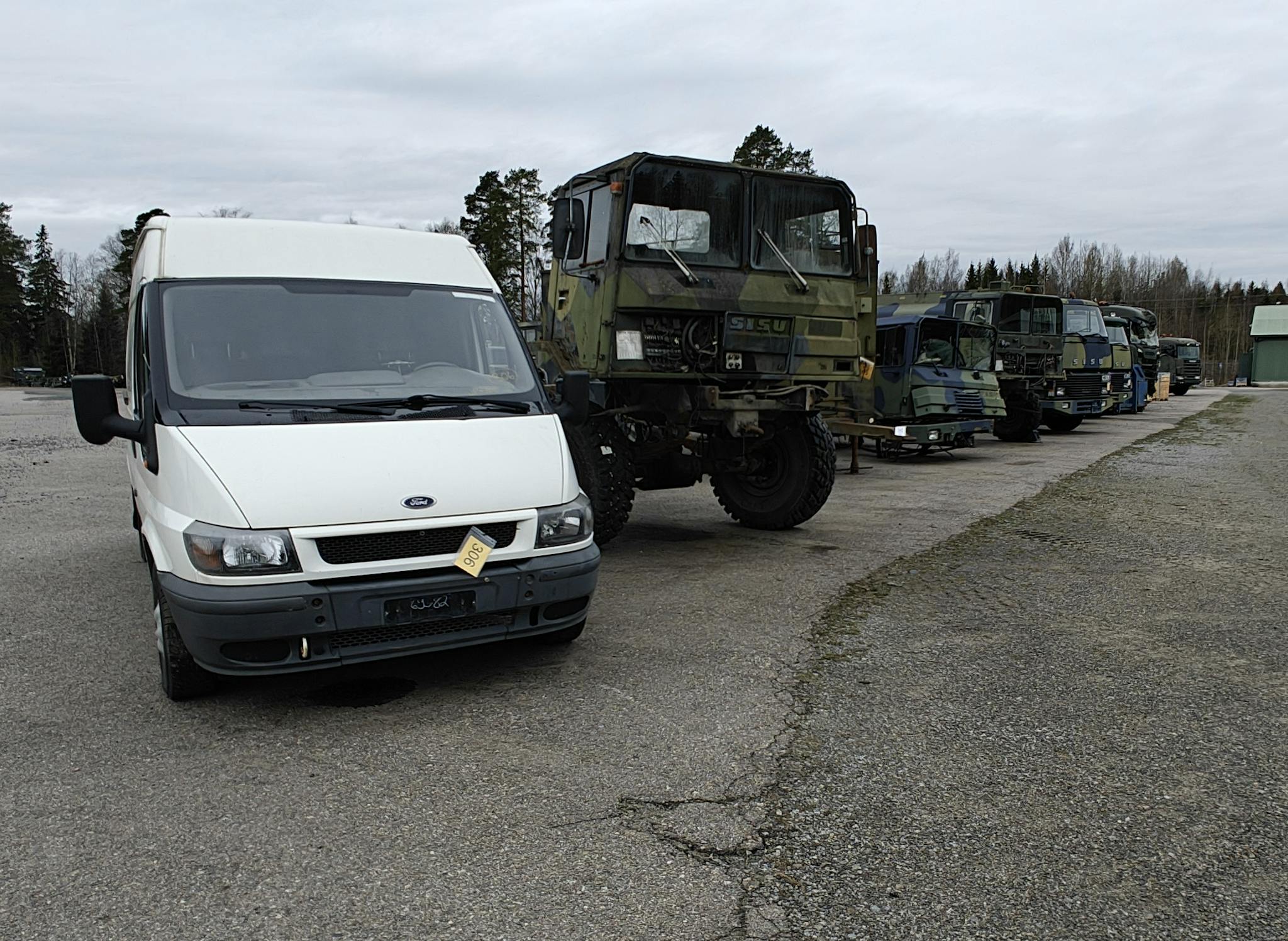 Millog, Puolustusvoimien huutokauppa 7.5.2025. Kuvassa erilaisia huutokaupattavia ajoneuvoja, kuten pakettiauto ja armeija henkilösiirtoon tarkoitettua kalustoa