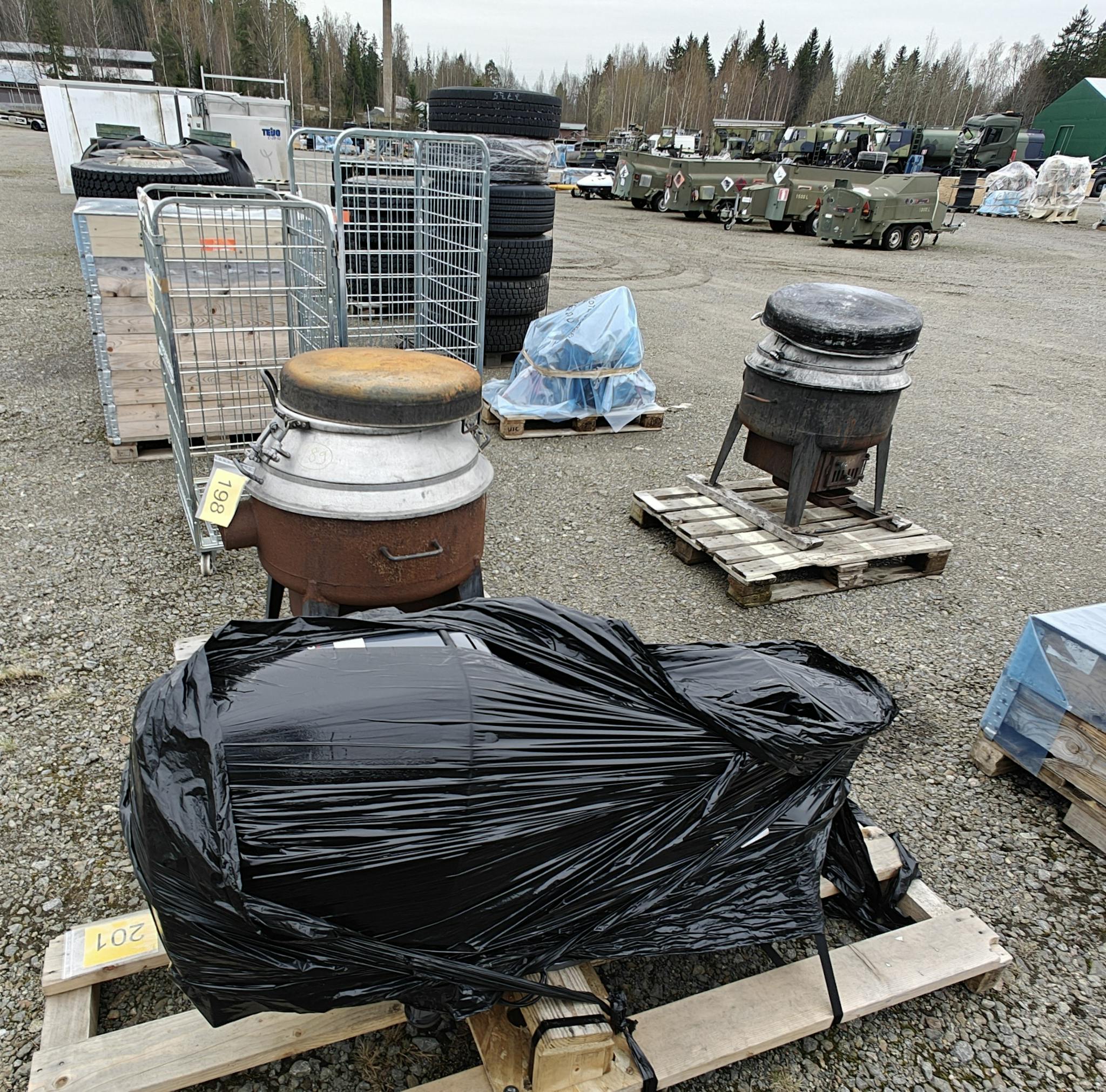 Puolustusvoimien käytössä olleita tarvikkeita