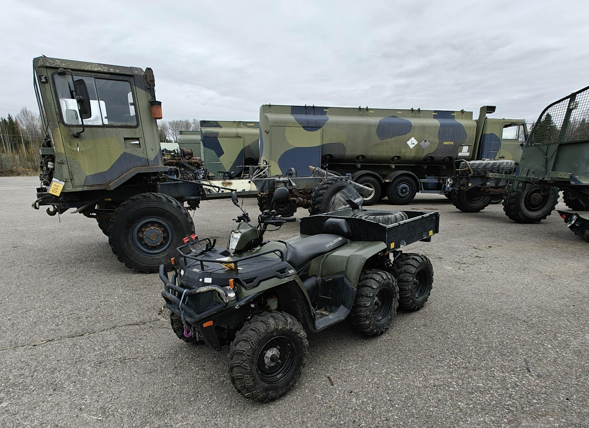 Puolustusvoimien huutokaupassa myytäviä ajoneuvoja, kuten mönkijöitä