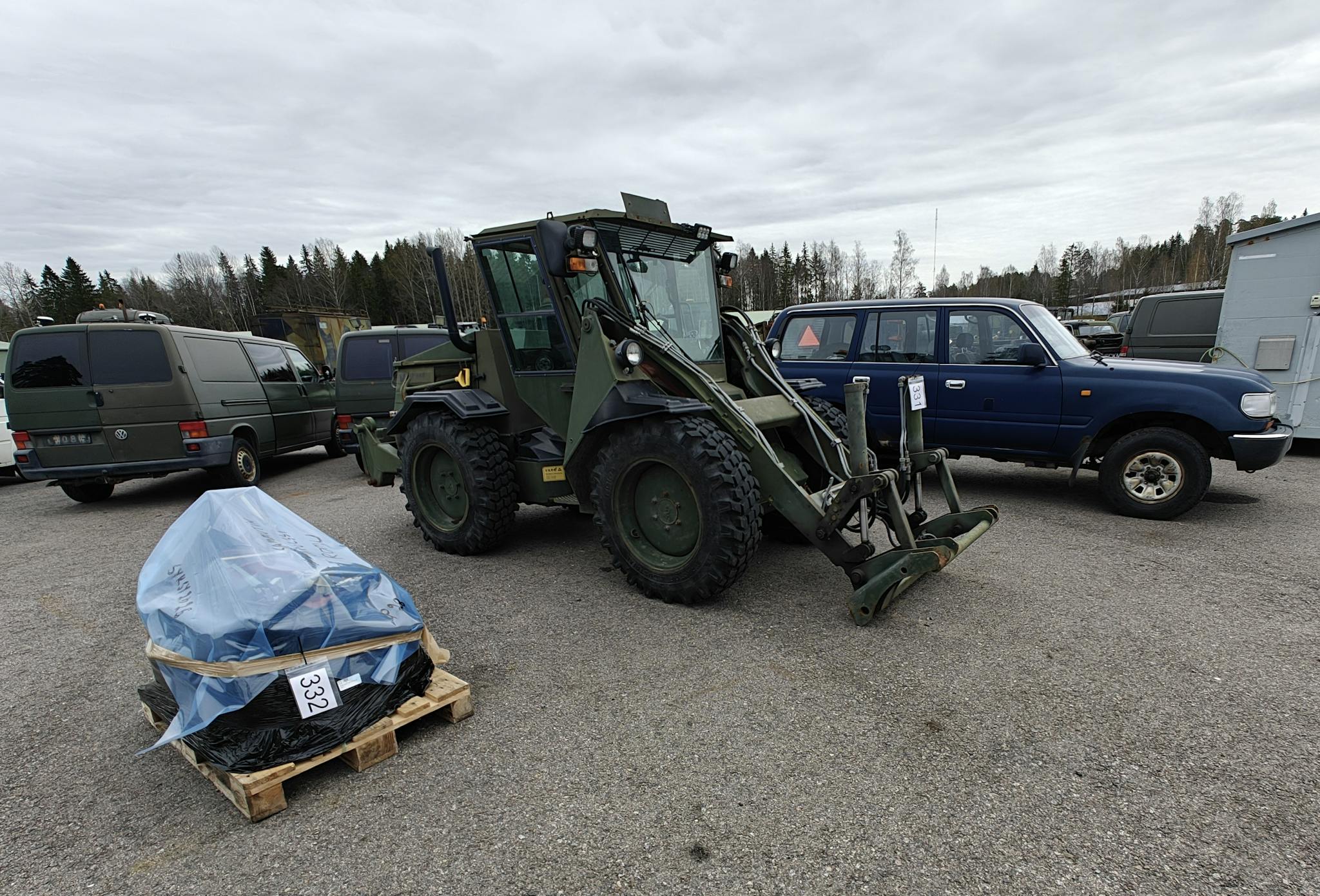 Puolustusvoimien käytössä olleita ajoneuvoja ja traktori