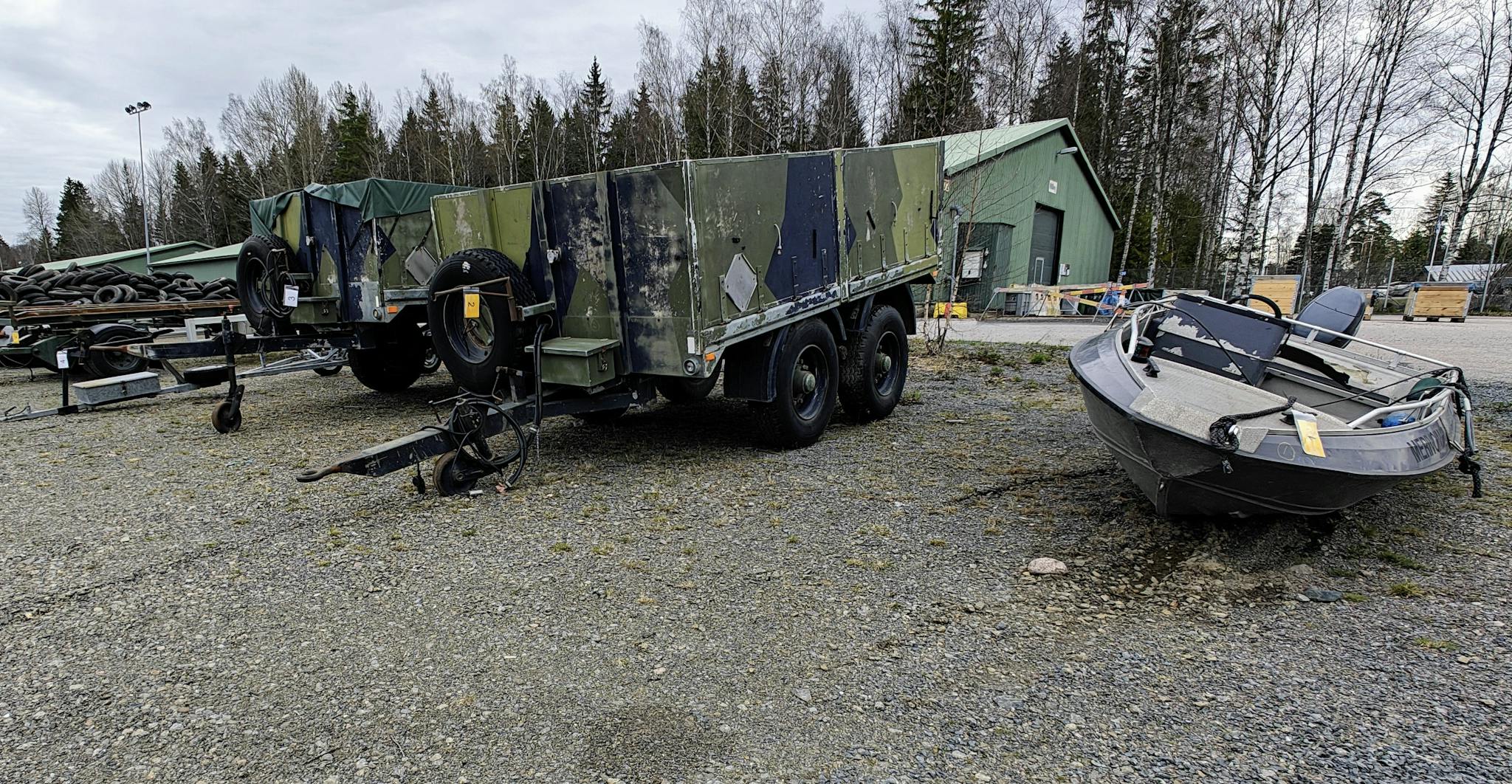 Puolustusvoimien huutokaupassa myytäviä peräkontteja ja vene