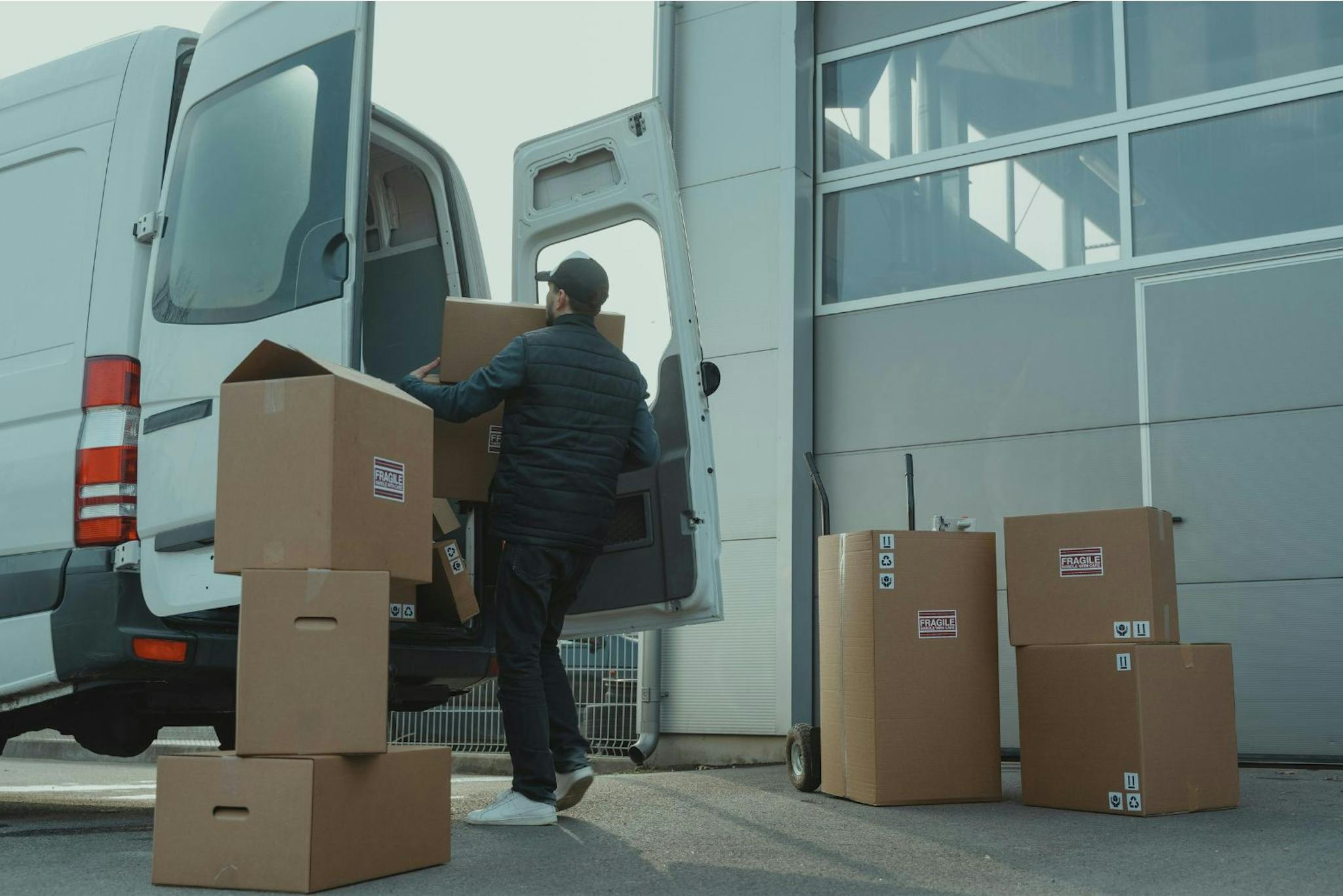 Pahvilaatikot pakettiautossa