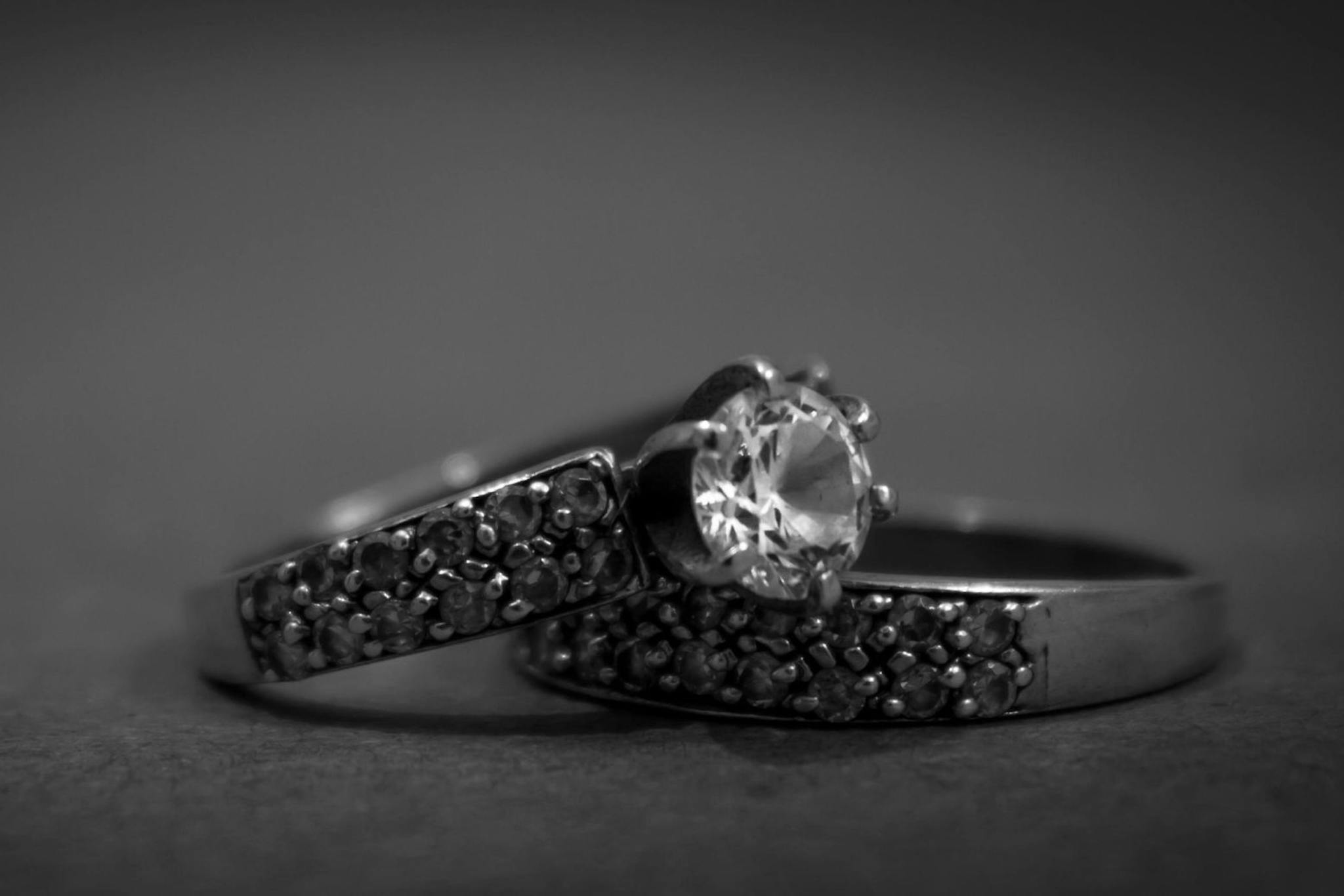 Sormukset pöydällä