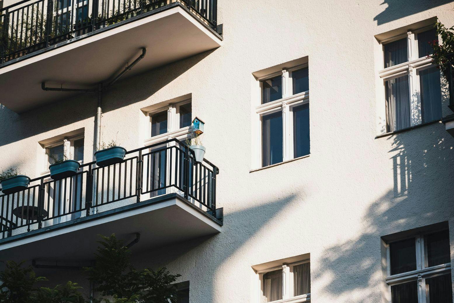Valkoinen kerrostalo parvekkeella