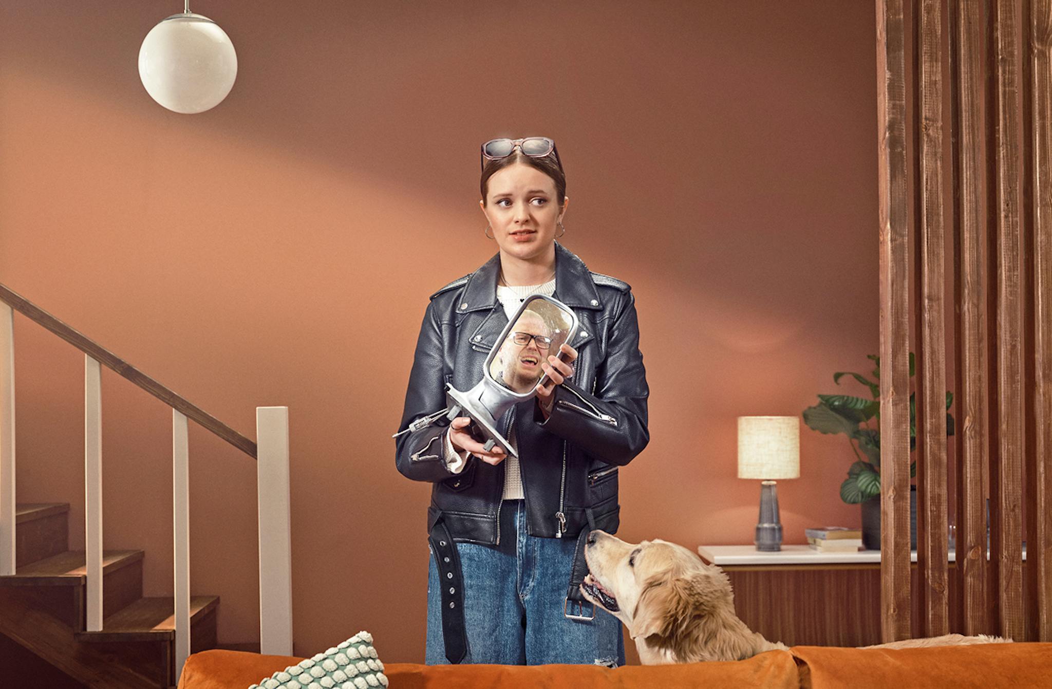 Nainen pitää käsissään irronnutta auton sivupeiliä