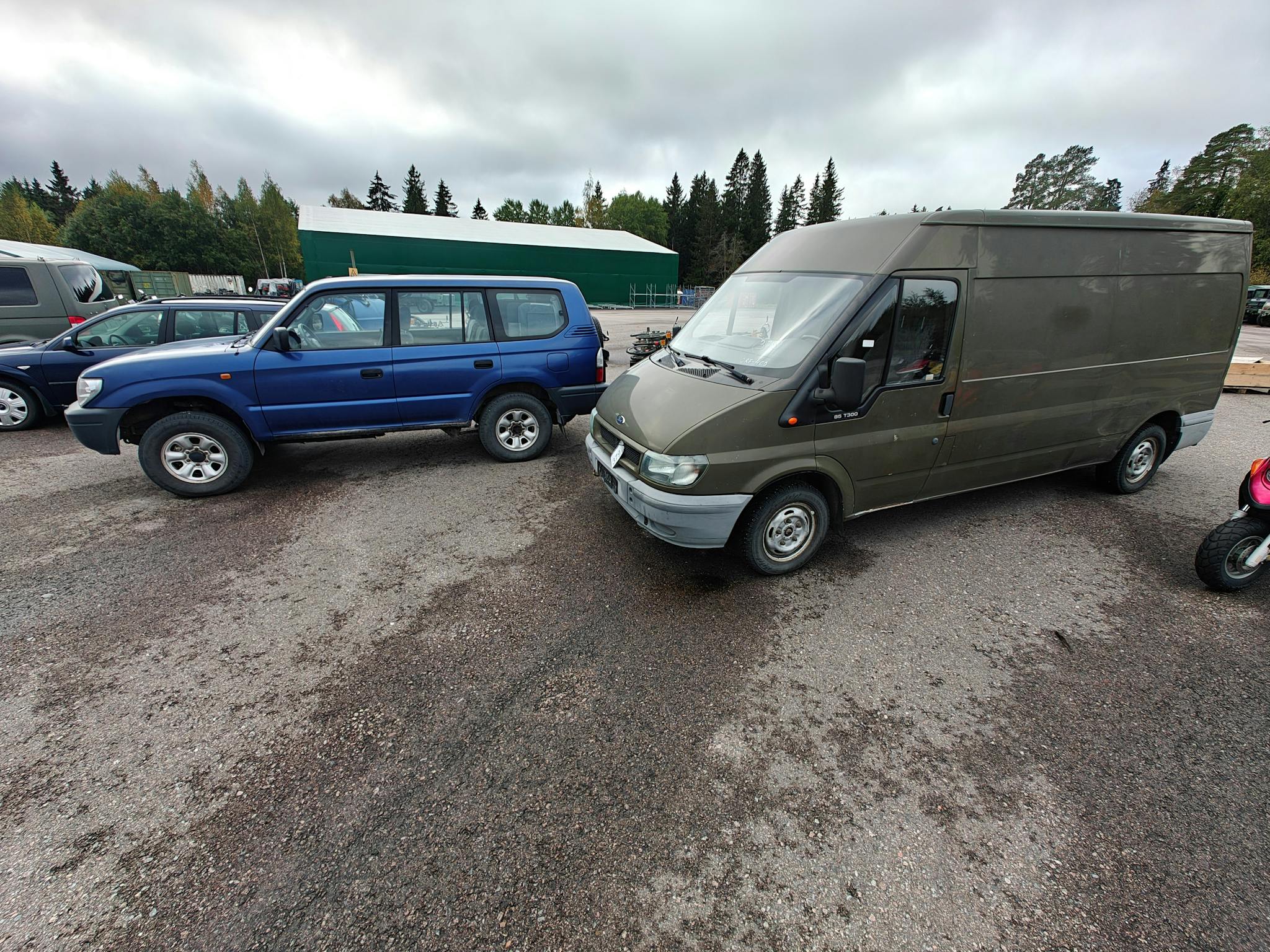 Henkilöautoja ja pakettiauto