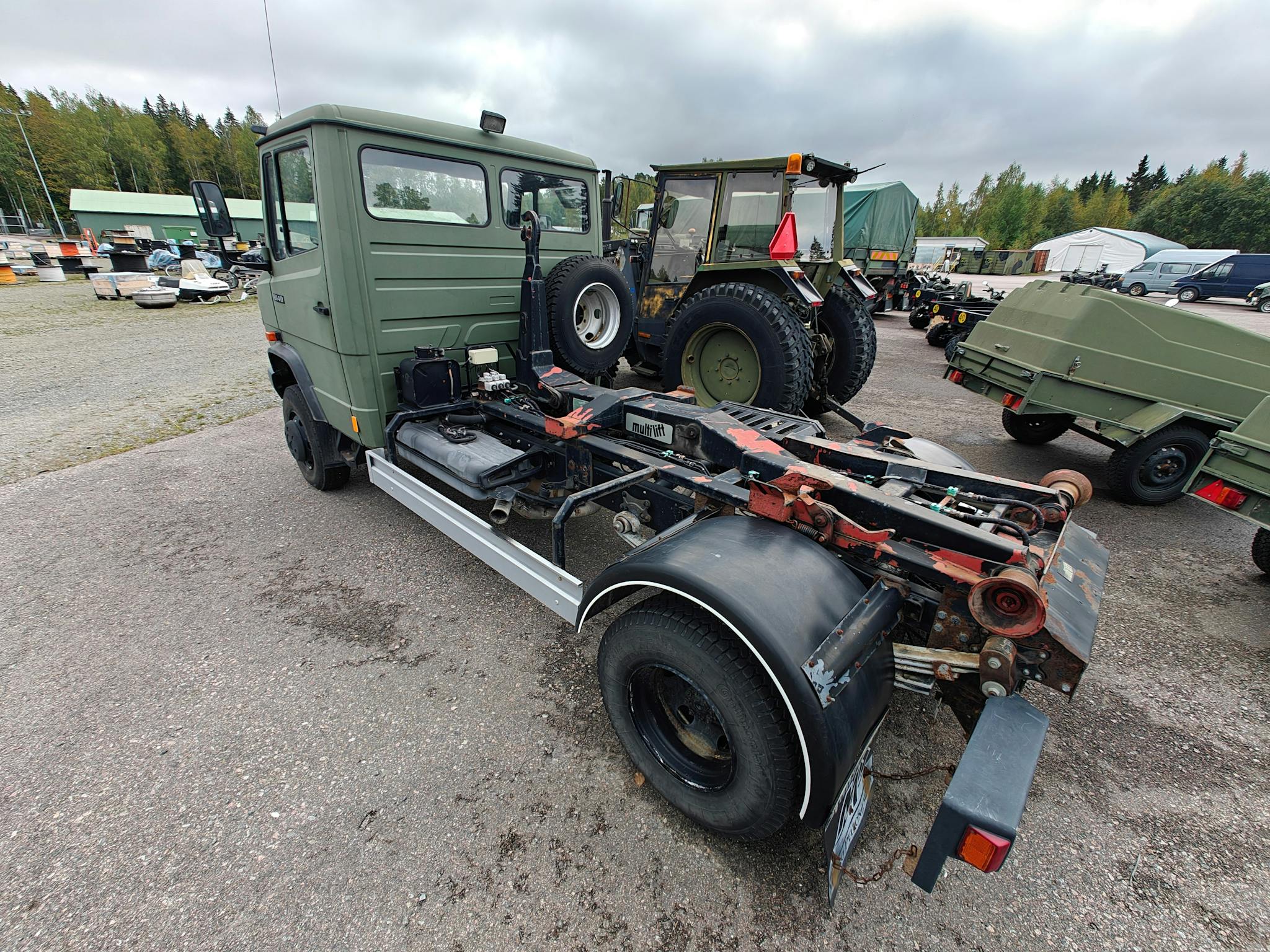 Kuorma-auto, traktori ja muita tarvikkeita