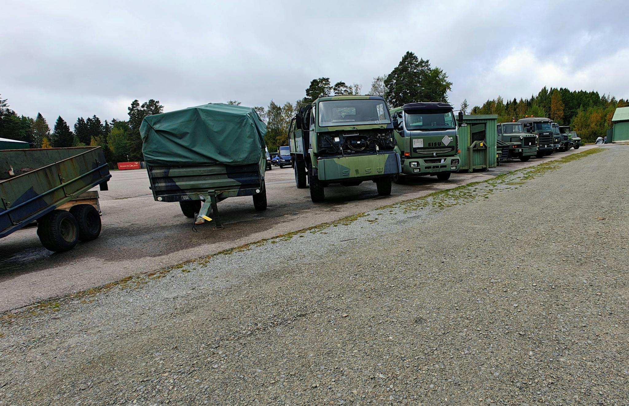 Rivissä peräkärryjä ja ajoneuvoja