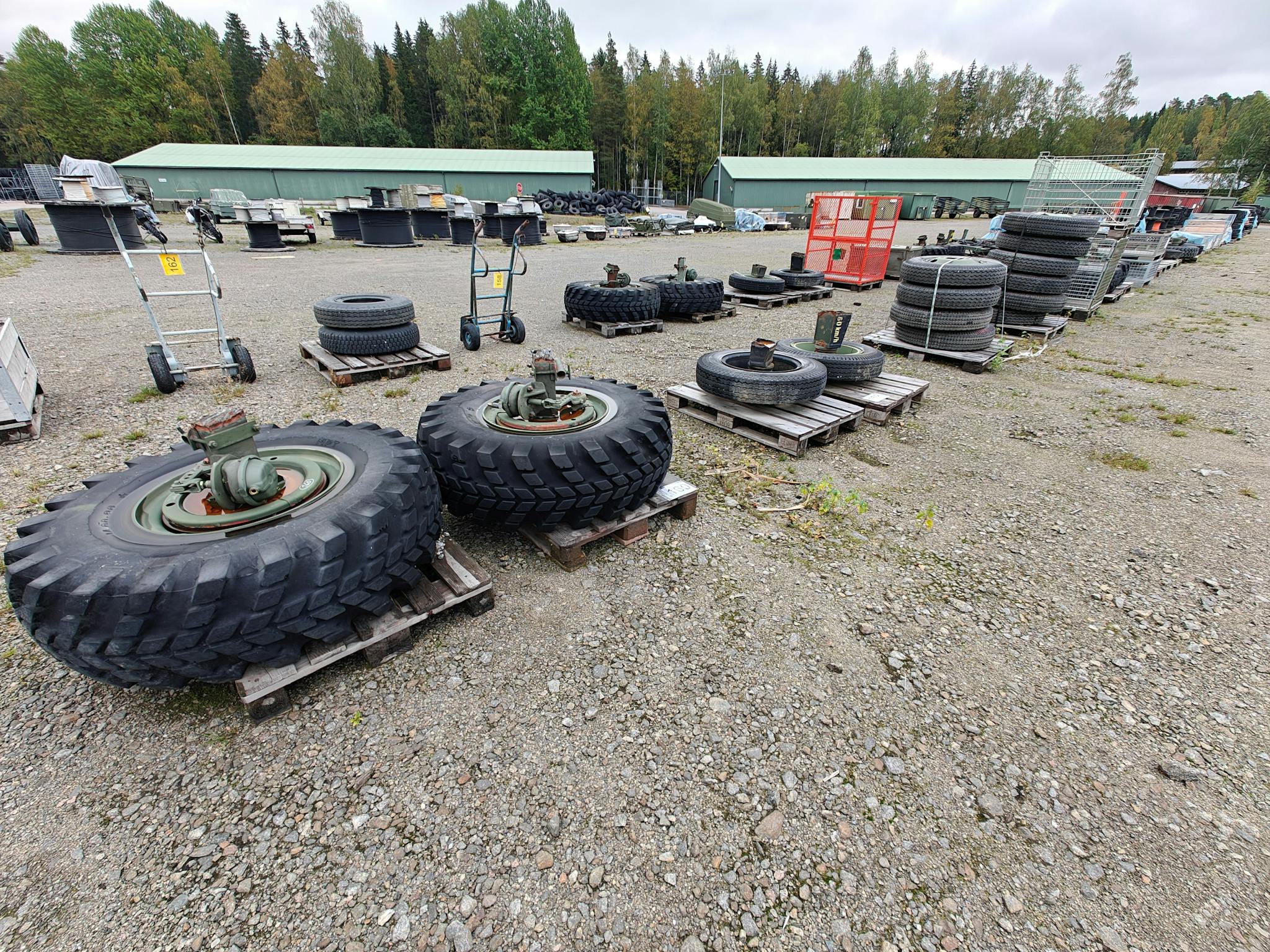 Valikoima ajoneuvotarvikkeita kuten renkaita
