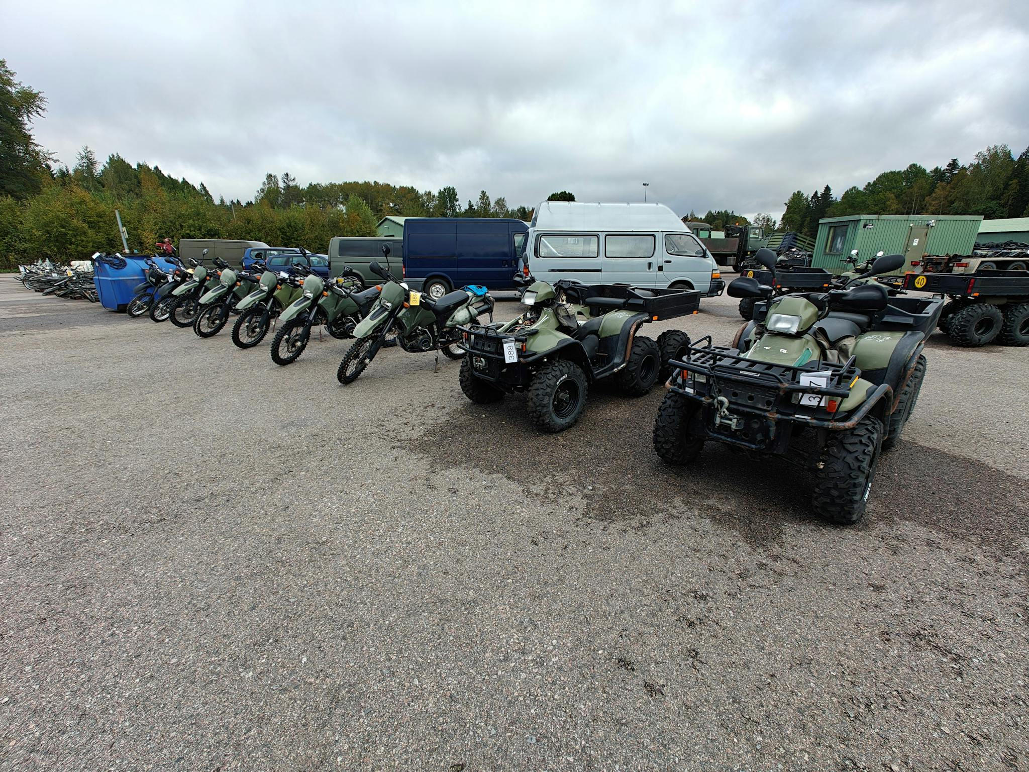 Rivillinen mopoja ja mönkijöitä